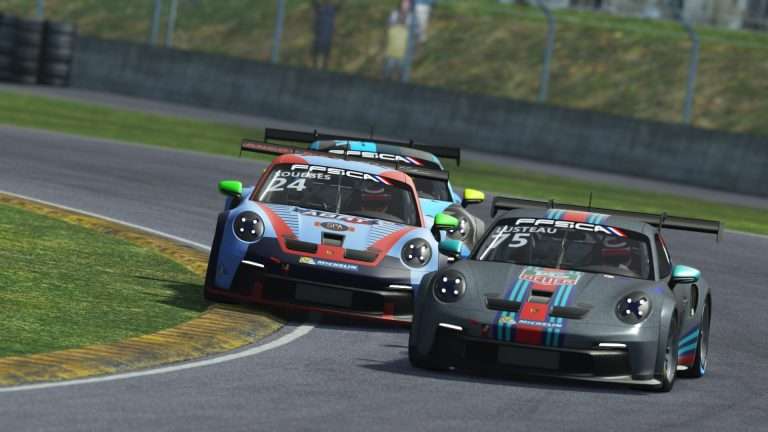 3 voitures de catégories porsche cup en bataille sur le circuit de nogaro