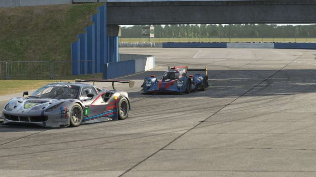 Voiture ABRT 51 se préparant à dépasser une GT3